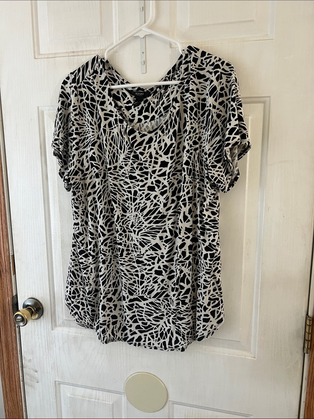 Alfani Black & White Abstract Pattern Short Sleeve Top